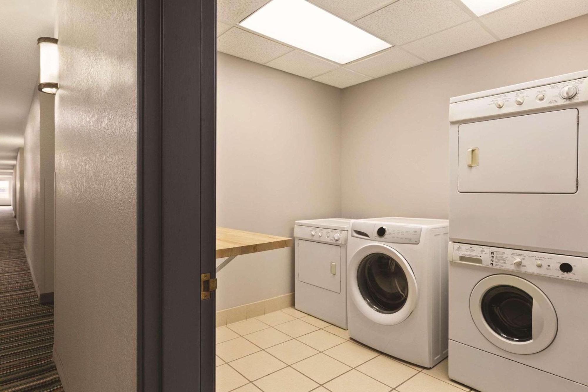 Country Inn & Suites By Radisson, Willmar, Mn Buitenkant foto